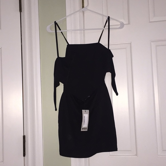 Black straight neck body-con dress with tie - Picture 2 of 3